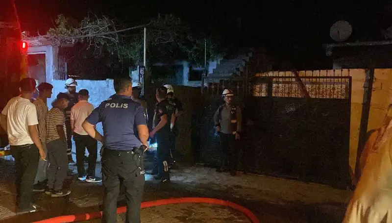 Ailesinin Evini Yakmakla Suçlanan Genç, Linçten Polis Tarafından Kurtarıldı