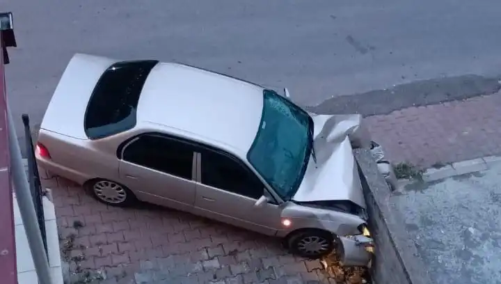 Dikkatsiz Sürücü Kontrolü Kaybedip Duvara Çarptı: Korkutan Kaza