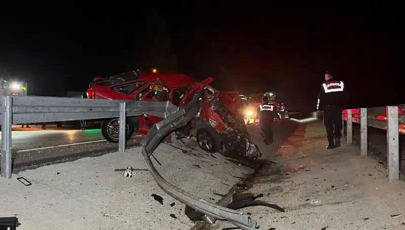 Bariyerlere Çarpan Otomobilde Can Pazarı: Feci Kaza 2 Can Aldı