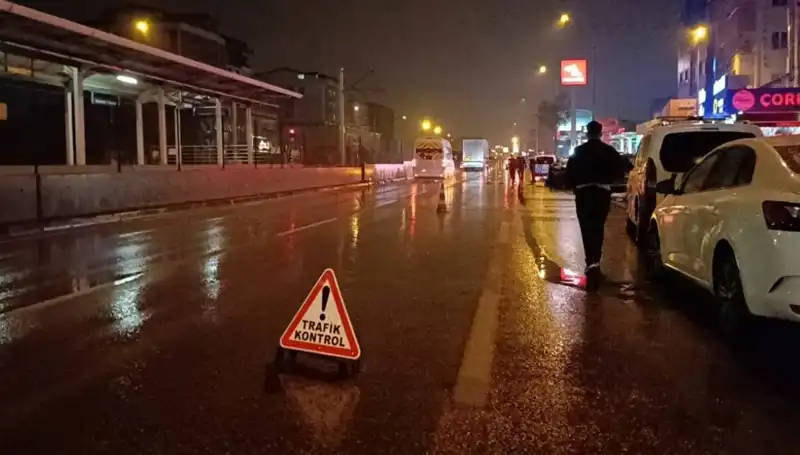 Bursa'da Yolda Güvenlik Önlemi Alan Polise Araç Çarpması Oluyor