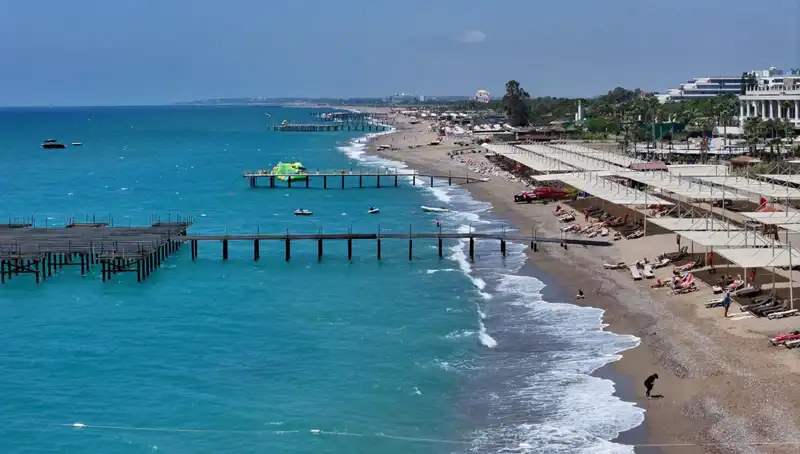 Antalya Sahillerinde Güneşli Hava Yoğunluğu Tatilcileri Büyülüyor