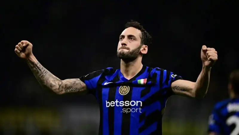 Hakan Çalhanoğlu'nun Geleceği için Kritik Gelişmeler: Inter Kampa Bekliyor