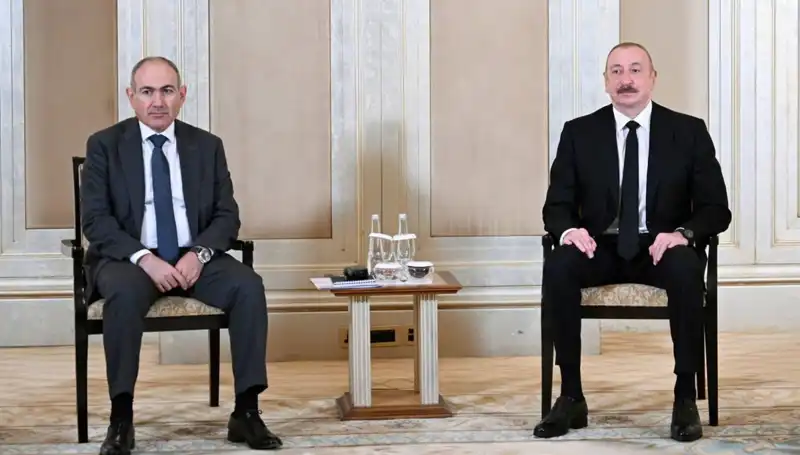 Aliyev ve Paşinyan, Barış Umutlarını Abu Dabi’de Yeşertiyor