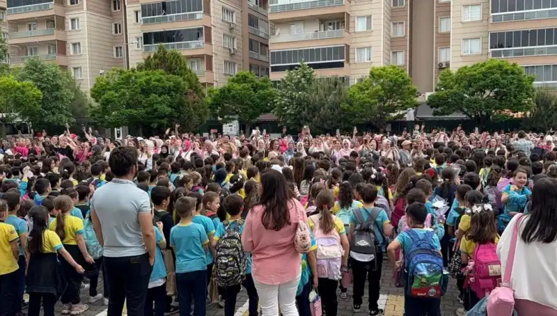 Öğrencilerin Unutulmaz Anneler Günü Sürprizi: Gözyaşlarıyla Dolup Taşan Bir An
