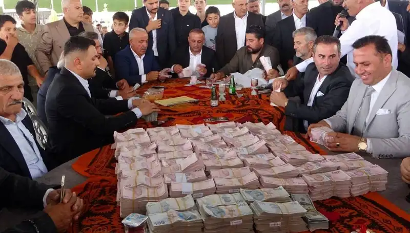 Aşiret Düğününde Görkemli Takı Töreni: 1,5 Kilo Altın ve 7,5 Milyon TL!