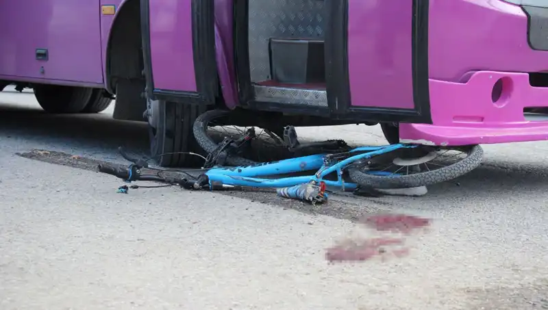 Sokağa Fırlayan Çocuk, Otobüs Altında Kalarak Yaşam Savaşına Girdi