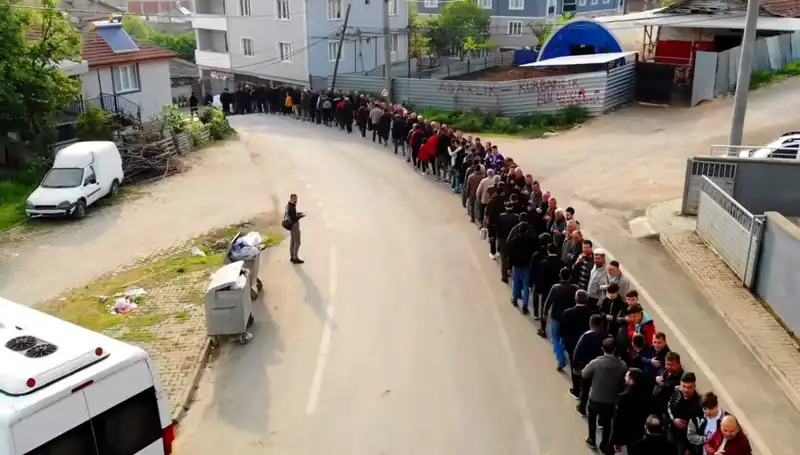 Bursa'da Bayramlaşma Geleneği: 1 Kilometrelik Kuyrukta Coşku Dolu Anlar