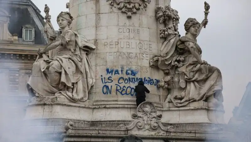 Paris Belediyesi Grafiticilere Karşı Savaş Açtı: Şehirdeki Duvarlar Temizleniyor