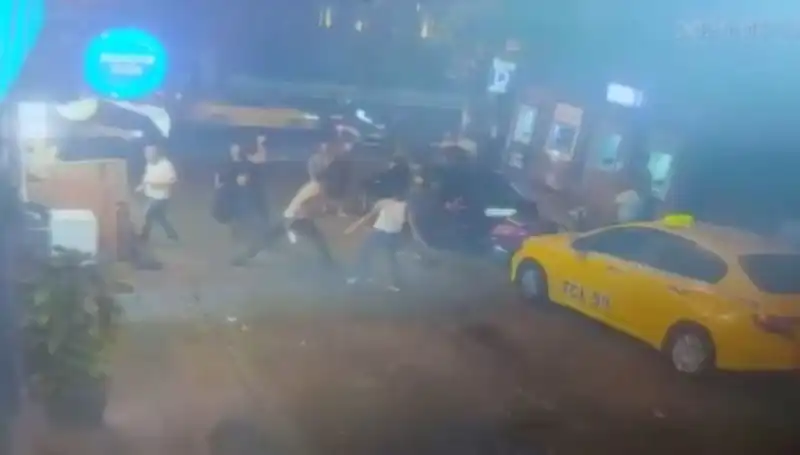 Beyoğlu'nda Kanlı Kavga: Laf Atma Nedeniyle Sokaklar Savaş Alanına Döndü