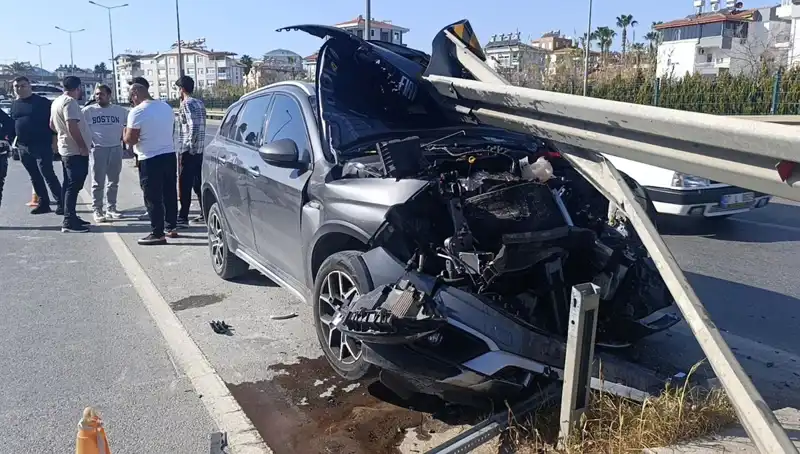 Kaza Yaptı İddiasıyla Bariyerlere Çarpan Sürücü Kentte Şok Etkisi Yarattı