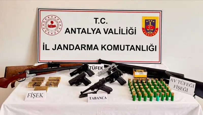 Antalya'da Ruhsatsız Silah Operasyonu: Suçlular Yakalandı, Güvenlik Artırıldı