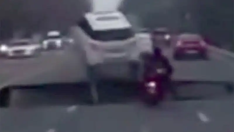 Güney Kore'de Otoyolda Dev Bir Çukur Oluştu, Motosiklet Yutuldu!