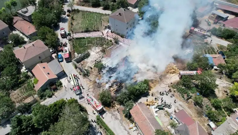 Arnavutköy'de Korkunç Yangın: Saman Balyaları Alev Alev Yandı