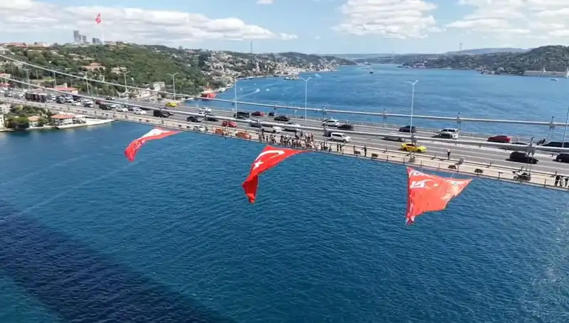Dev Türk Bayrağı ile Köprü Süslendi: Bir Ulusun Gururu