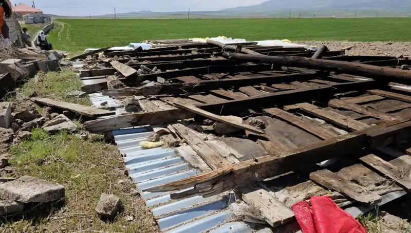 Bitlis'te Fırtına Bilançosu: Çatılar Uçtu, Hayat Durma Noktasına Geldi