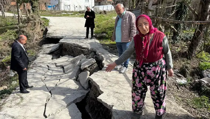 ** Heyelanla Yıkılan Yol, Mahallede Hayatı Durdurdu!**