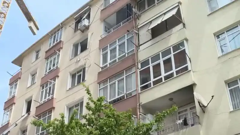 İstanbul'da Kolonları Patlayan Site Acil Tahliye Ediliyor!