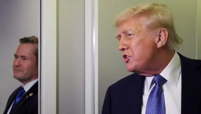 Trump, Mike Waltz’u Görevden Alırken Planları Yanlışlıkla Sızdırdı!