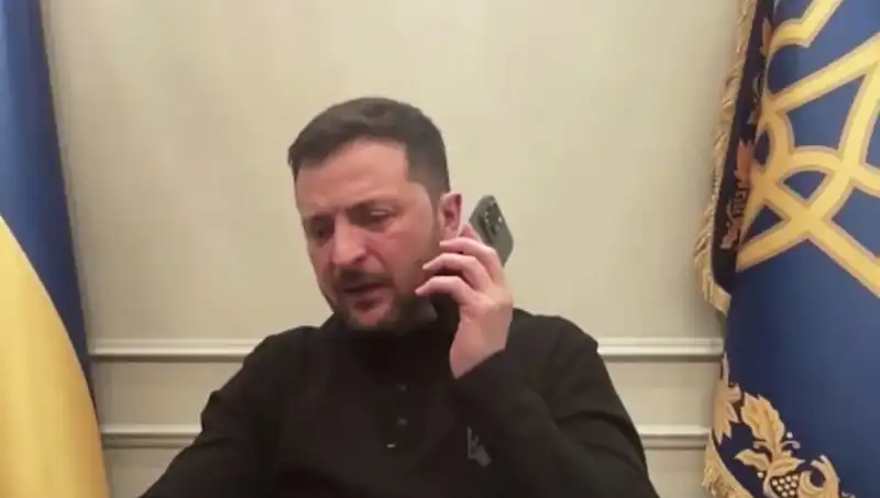 Zelenski’nin Basın Toplantısında Macron’un Sıradışı Telefon Konuşması