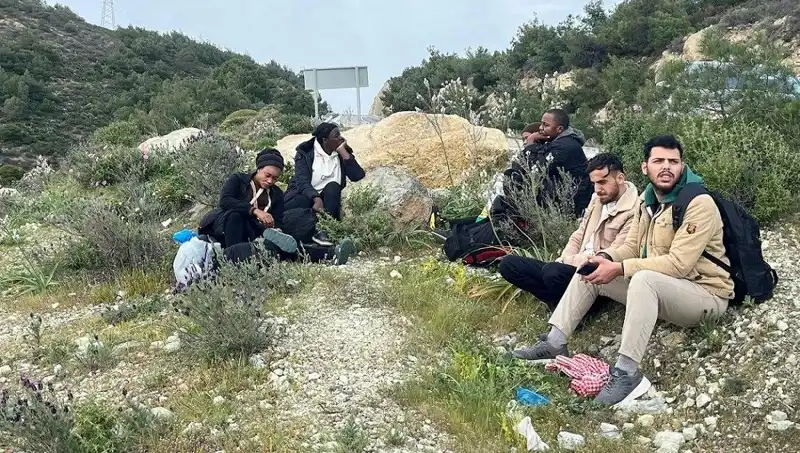 Türkiye’de Düzensiz Göçmen Yakalamaları Artıyor: İki İldeki Operasyonlar