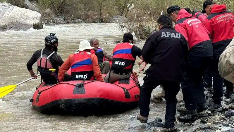 Zap Suyu Kenarında Mahsur Kalan 4 Kişi Kurtarıldı: Detaylar İçin Okuyun!