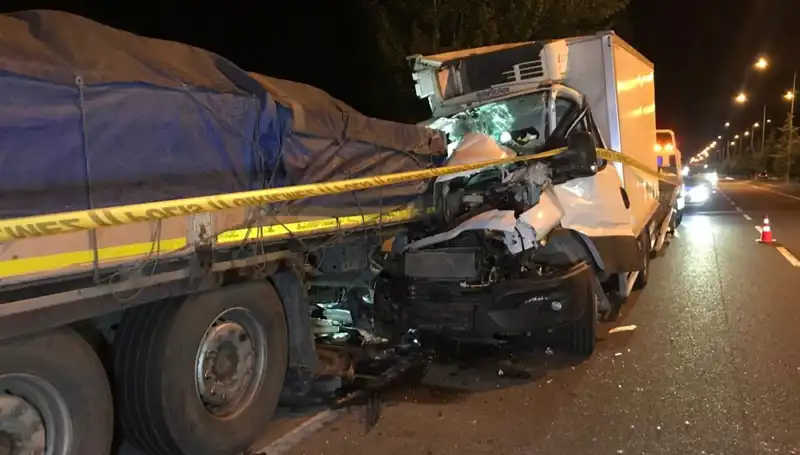 Kamyonet Tıra Çarptı: Korkunç Kaza Sonrası 1 Ölü, 1 Yaralı