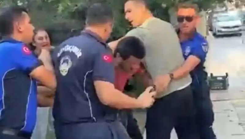 Seyyar Satıcıya Zabıta Tarafından Sokak Ortasında Dayak İddiası: Olay Yerinde Neler Oldu?
