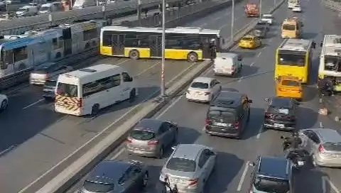 İETT Otobüsü Kazası, İstanbul Trafiğini Felç Etti!