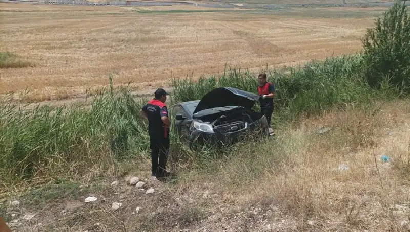 Otomobilin Şarampole Uçması sonucu İki Kişi Yaralandı: Kaza Anının Detayları
