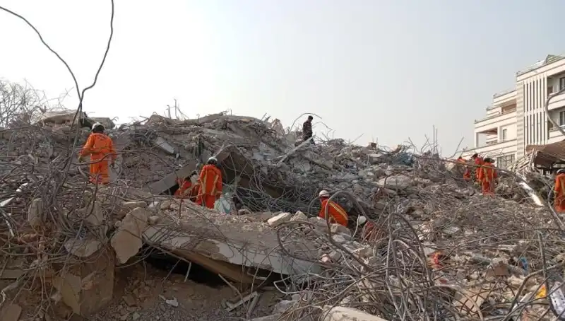 Türk Kurtarma Ekipleri Myanmar'da: Enkazdan İkinci Mucize Kişi Çıkarıldı