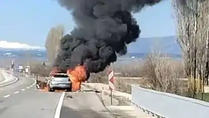Kütahya'da Seyir Halindeki Otomobil, Alev Alev Yandı: Anında Müdahale ile Kurtarıldı