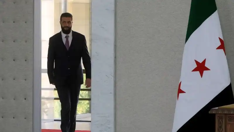 Paris’te Şara-Macron Zirvesi: Fransa Suriye’ye Destek Vadediyor